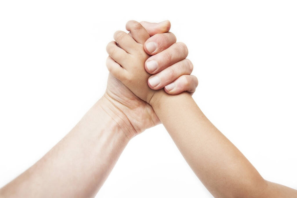 Рука дорослої людини вимірюється рукою маленької дитини на білому тлі. Поняття боротьби поколінь, непорозуміння між поколіннями. Ізольовані
 - Фото, зображення