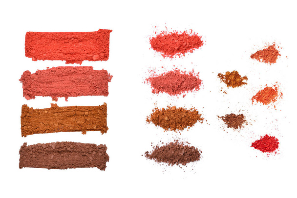 Cosmétiques de maquillage. Fard à paupières en couleurs marron et rouge broyé palette, fard à paupières coloré poudre sur fond blanc - Photo, image