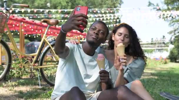 Noir homme et femme faire selfie et manger de la crème glacée - Séquence, vidéo