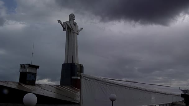 Cristo Redentor ou San Salvador, Padroeiro do Pescador, Grande Escultura localizada no South Breakwater em Mar del Plata, Argentina.   - Filmagem, Vídeo