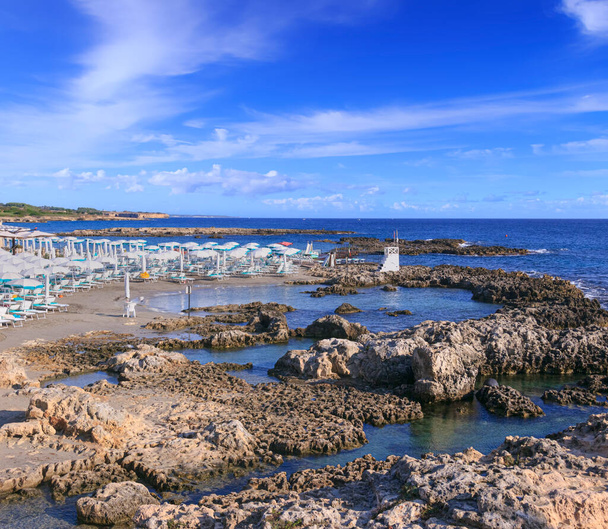 Παραλία Otranto στην Απουλία της Ιταλίας: η παραλία του Porto Craulo είναι μία από τις πιο δημοφιλείς στο Otranto και αποτελείται από ψιλή λευκή άμμο και επίπεδους βράχους στους οποίους μπορείτε να ξαπλώσετε.. - Φωτογραφία, εικόνα