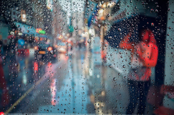 Otobüsün penceresinden yağmurlu Londra görünüyor. Cama odaklan.. - Fotoğraf, Görsel
