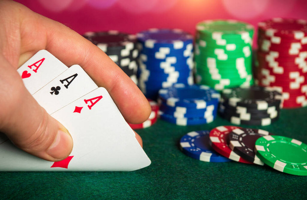 Cartes de poker avec trois d'un type ou d'une combinaison d'ensemble. Gros plan de la main du joueur prend des cartes à jouer au poker clu - Photo, image