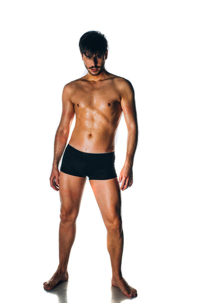 sexy muscolare fitness uomo mostrando sixpack muscoli senza grasso su sfondo bianco - Foto, immagini