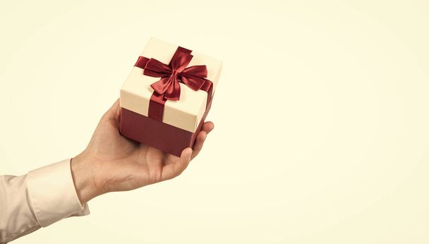 geschenkdoos in de hand geïsoleerd op witte achtergrond, boksdag - Foto, afbeelding