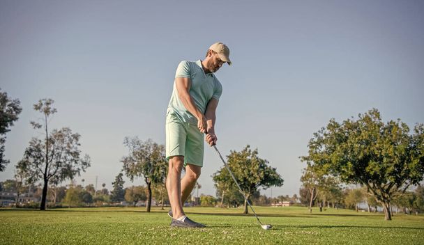 full length άνθρωπος παίζει γκολφ παιχνίδι στο πράσινο γρασίδι, τον αθλητισμό - Φωτογραφία, εικόνα