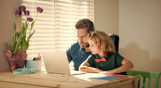 Ciekawy ojciec i syn używają technologii komunikacyjnych w domu. blog rodzinny. - Zdjęcie, obraz