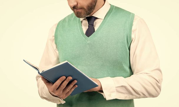Geschäftsmann liest Notizbuch. erfolgreicher Ceo mit Notizblock. geschnittener Mann plant seine Arbeit - Foto, Bild