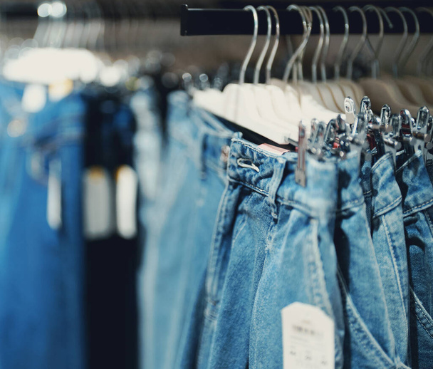 Scaffale con jeans nel negozio di abbigliamento. - Foto, immagini
