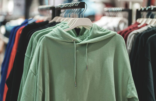 Collection de sweat à capuche dans un magasin de vêtements. - Photo, image