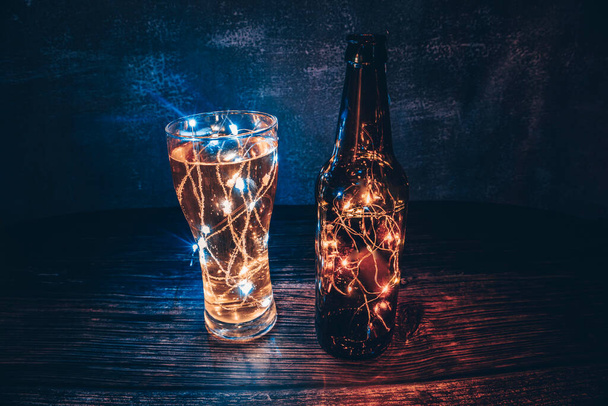 カラフルなライトのビールのガラス - 写真・画像