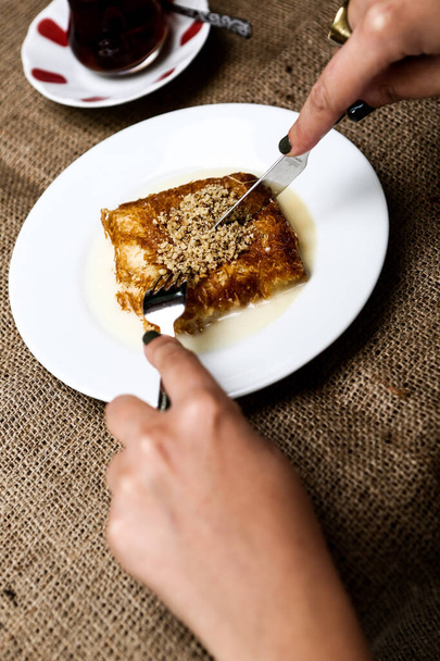 Hagyományos török desszert baklava kesudióval, dióval. Házi készítésű baklava dióval és mézzel. - Fotó, kép