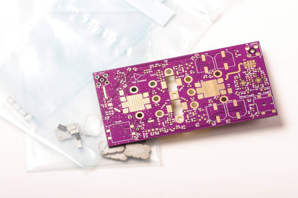 Висока потужність RF і мікрохвильовий модуль фіолетовий золотий друкована плата ізольовані на білому тлі
 - Фото, зображення
