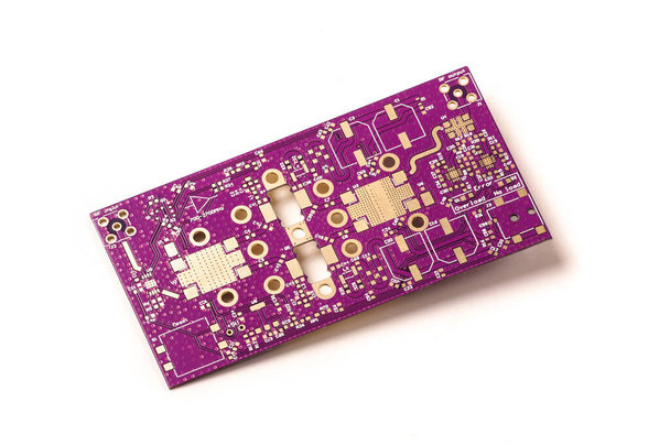 高出力RFおよびマイクロ波モジュール白の背景に絶縁された紫色の金メッキプリント回路基板 - 写真・画像