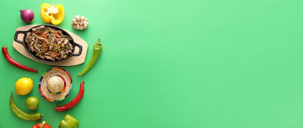 Paistinpannu maukas meksikolainen Fajita ja vihanneksia vihreällä taustalla tilaa tekstiä - Valokuva, kuva