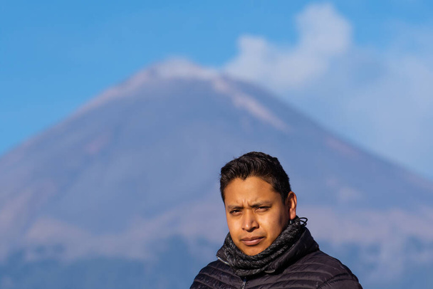 Ένας άντρας που στέκεται στο βουνό περικυκλωμένος από ηφαίστειο Popocatepetl - Φωτογραφία, εικόνα