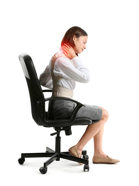Nuori liikenainen selkätuki kärsii niskakivusta istuessaan tuolilla valkoista taustaa vasten - Valokuva, kuva