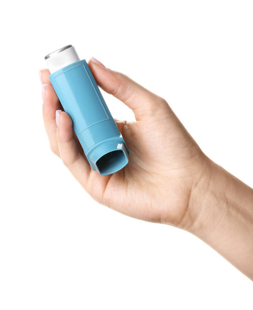 Vrouwelijke hand met astma-inhalator op witte achtergrond - Foto, afbeelding