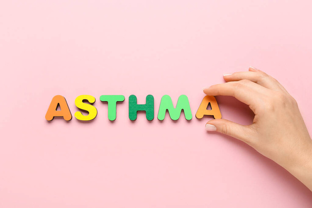 Mano e parola femminile ASTHMA colore di sfondo - Foto, immagini