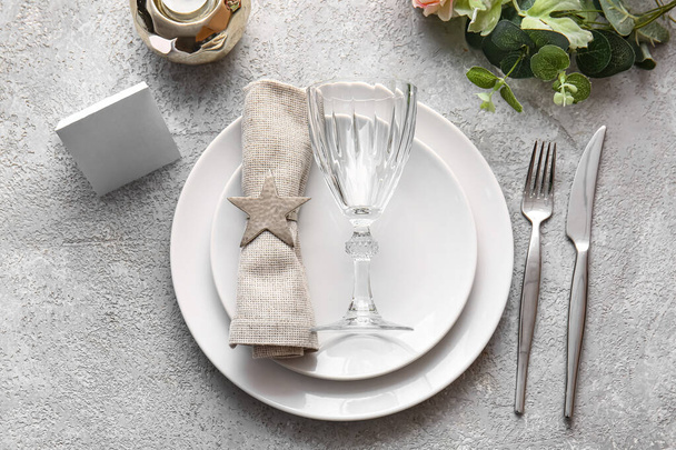 Hermosa mesa de ajuste para la boda con tarjeta en blanco sobre fondo claro - Foto, Imagen