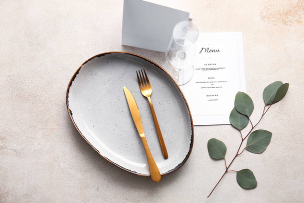 Hermoso ajuste de mesa para boda con menú sobre fondo claro - Foto, imagen