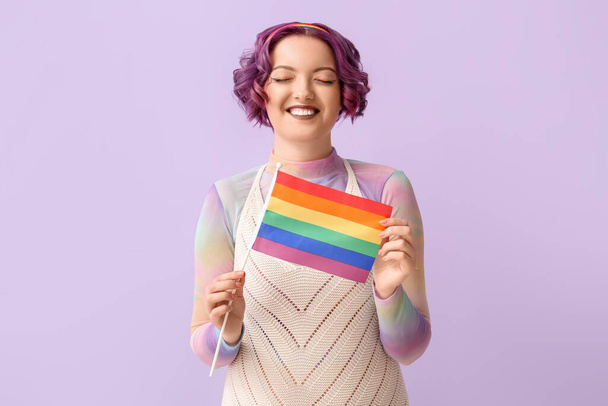 Πορτρέτο της νεαρής γυναίκας με σημαία ΛΟΑΤ στο φόντο χρώμα - Φωτογραφία, εικόνα