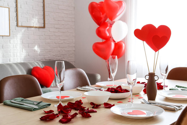 Ajuste de mesa festivo en comedor luminoso decorado para el día de San Valentín - Foto, imagen