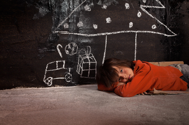 szegény gyerek a karácsonyi ajándékok utcai gondolkodás - Fotó, kép