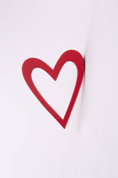 Un corazon rojo de madera - Foto, Imagem