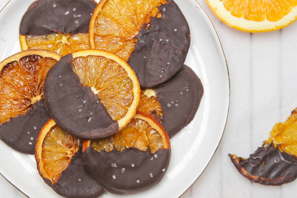 Σκούρα σοκολάτα βουτηγμένη σε φέτες πορτοκαλιού - Φωτογραφία, εικόνα