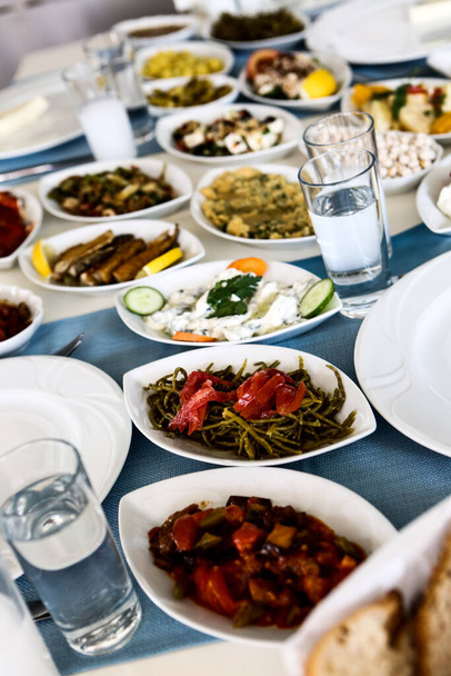 Hagyományos török és görög vacsora meze asztal - Fotó, kép