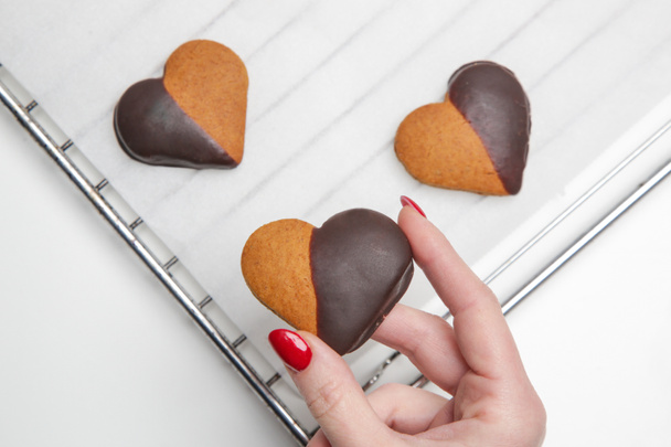 Dark chocolate dipped heart-shaped cookies. Simple and easy DIY Valentines Day treats. - Foto, Bild