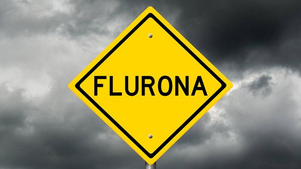 Попередження жовтого шосе про новий варіант FLURONA з темними штормовими хмарами на задньому плані
 - Фото, зображення