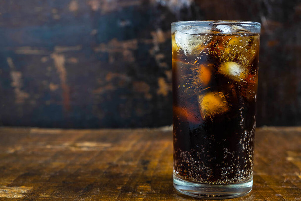 Cola drink, black soft drinks in a glass on the table - Foto, Imagen
