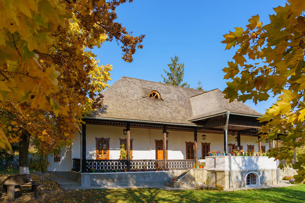 Authentisches altes altes Dorfhaus. Natürlicher Herbst-Hintergrund mit Kopierraum für Text - Foto, Bild