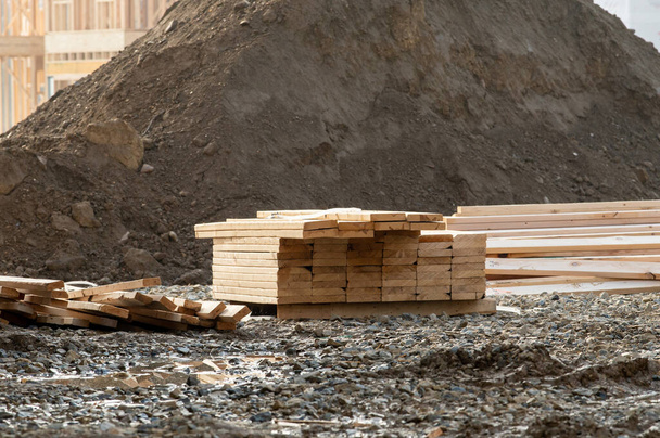 Stapel houten planken buiten huis materiaal - Foto, afbeelding