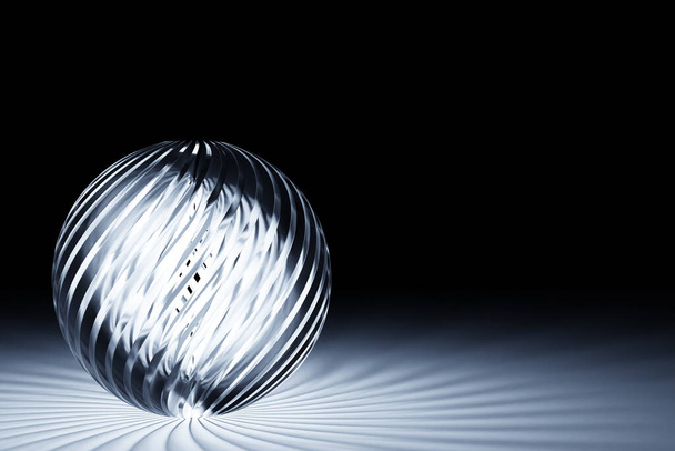 3D ilustrace průhledné skleněné koule s mnoha tvářemi, krystaly roztroušené po tmavém pozadí pod bílým neonovým světlem. Tvar kybernetické koule - Fotografie, Obrázek