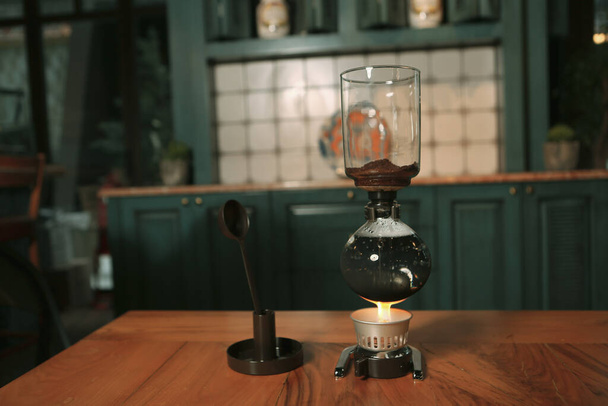 barista keittämässä kahvia kahvihuoneessa - Valokuva, kuva