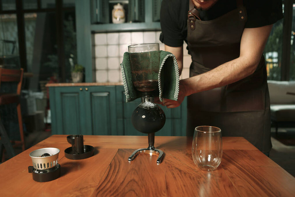 barista brewing coffee in the coffee room - Foto, afbeelding