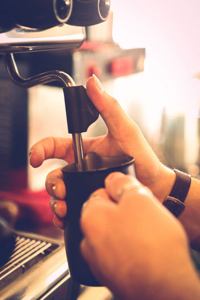 barista parzy kawę w kawiarni - Zdjęcie, obraz