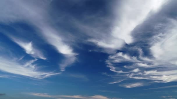 8K 7680x4320.Solo nubes de cirros en el cielo azul. Las nubes fibrosas son similares a cirrus uncinus, comúnmente conocidas como colas de yeguas, sin embargo, las nubes fibratus no tienen mechones o ganchos al final.. - Imágenes, Vídeo
