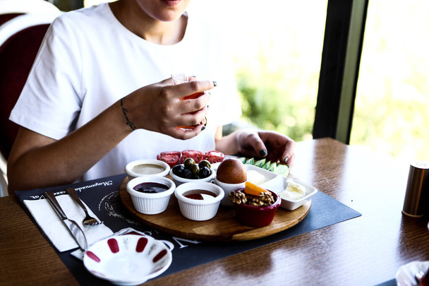 Богатый и вкусный турецкий завтрак
 - Фото, изображение