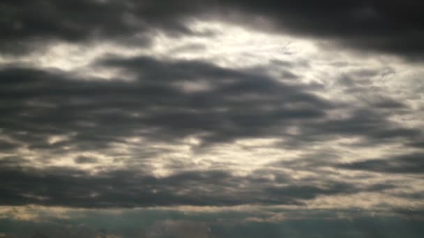 8K Ciel couvert de nuages gris et sombres déprimants.Nuageux temps nuageux de l'air temps sombre approchant tempête épais mélange nuageux temps mixte lapse laps de temps à venir arrière-plan paysage vue nature. - Séquence, vidéo