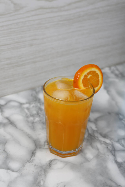 Un bicchiere di gustoso succo d'arancia - Foto, immagini