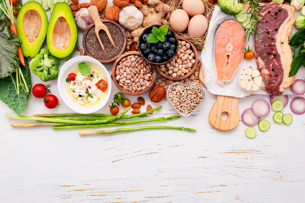 Ketogene Low-Carbs-Diät. Zutaten für die Auswahl gesunder Lebensmittel auf weißem Holzgrund. - Foto, Bild