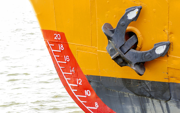 Arco de um navio com escala de projecto de numeração e âncora
 - Foto, Imagem