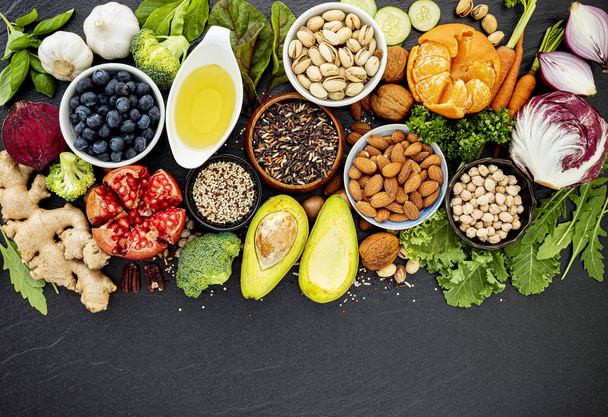 Ingredienti per la selezione di alimenti sani. Il concetto di cibo sano allestito su sfondo di pietra scura
. - Foto, immagini