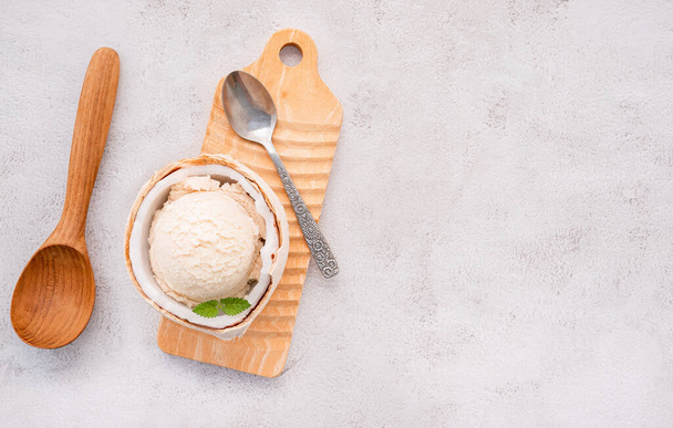 Sapori di gelato al cocco a metà della messa a punto del cocco su fondo di pietra bianca. Idea menu Estate e Dolce. - Foto, immagini