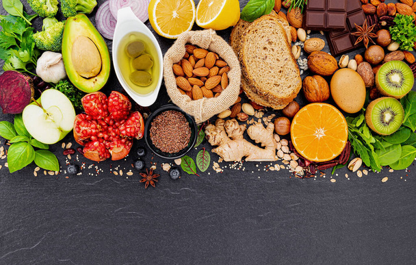 Ingredienti per la selezione di alimenti sani. Il concetto di cibo sano allestito su sfondo di pietra scura
. - Foto, immagini