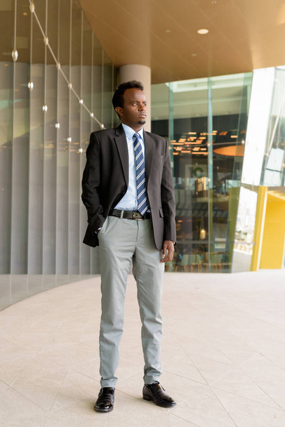 Πορτρέτο του νεαρού αφρικανού επιχειρηματία με κοστούμι και γραβάτα - Φωτογραφία, εικόνα